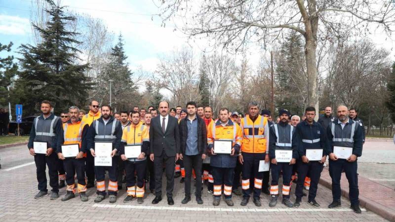 Başkan Altay Hatayda görev yapan personele teşekkür belgesi takdim etti