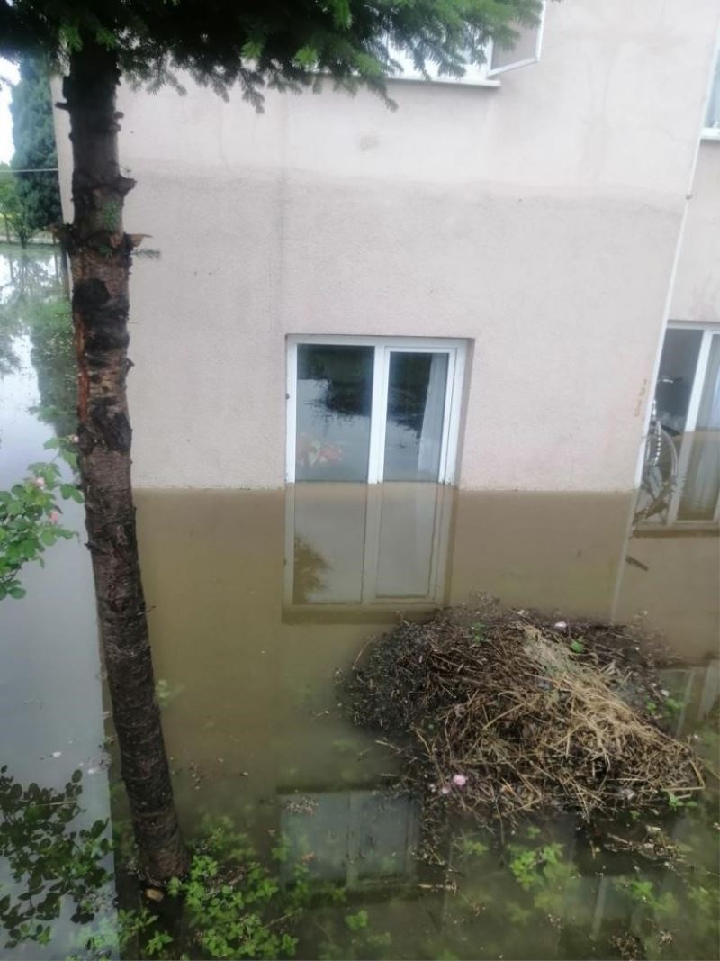 Saltukova’da depremzedelerin evleri sular altında kaldı