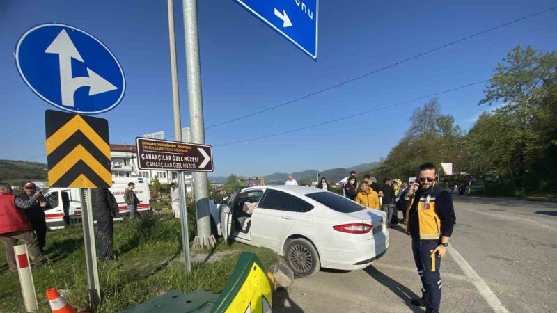 Zonguldak’ta direksiyon hakimiyetini kaybeden sürücü direğe çarptı