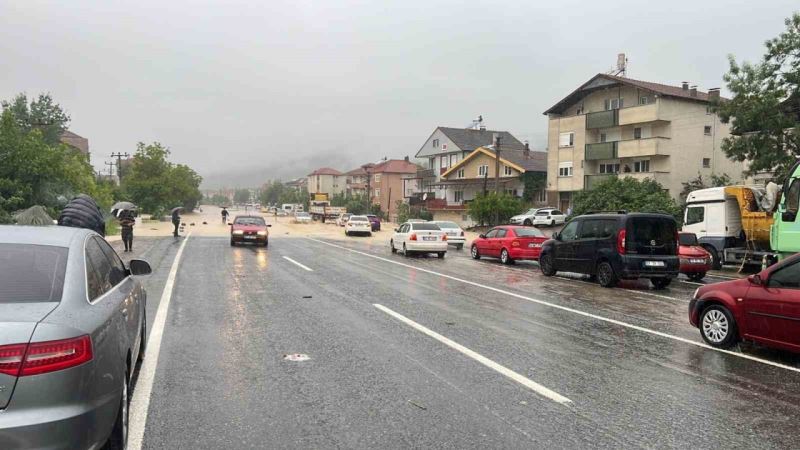 Zonguldak’ta karayolu sular altında kaldı