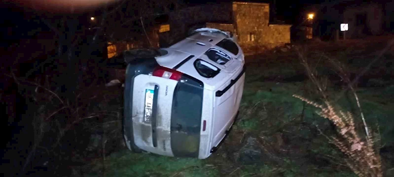 Yağış kazaya neden oldu, otomobil devrildi: 2 yaralı
