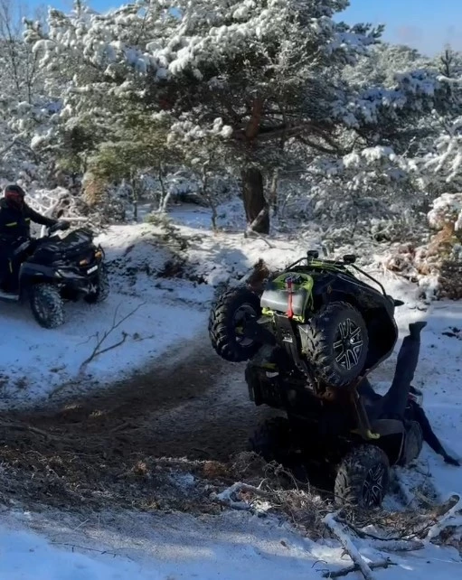 ATV’den düşen arkadaşını kahkahayla izledi
