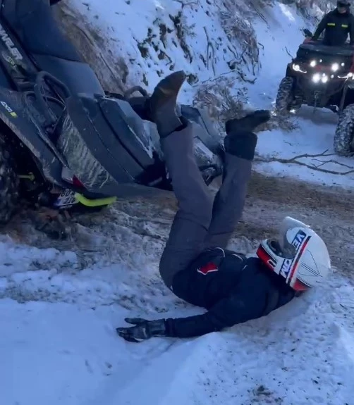 ATV’den düşen arkadaşını kahkahayla izledi
