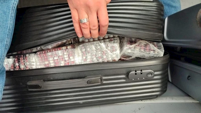 Samsun’da yolcu otobüsündeki valizlerde 34 bin 650 adet sentetik ecza ele geçirildi: 3 gözaltı
