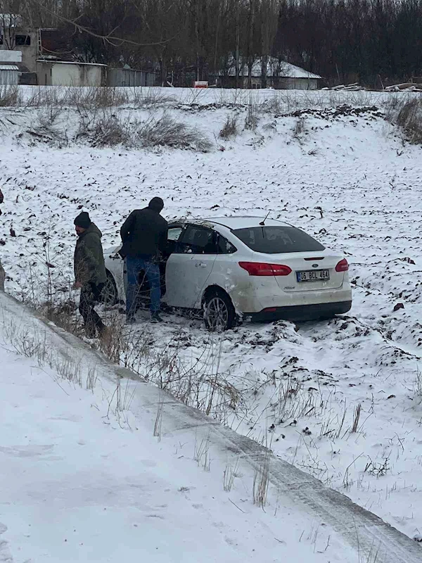 Tarlaya uçan araçtan sağ kurtuldular
