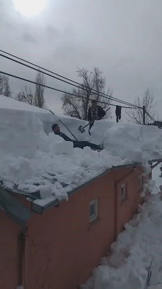 Çatıda biriken karları böyle temizlediler
