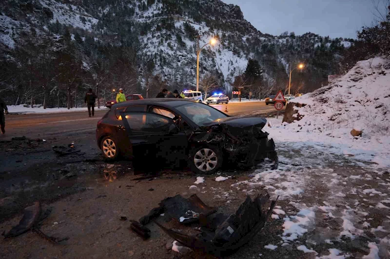 Gümüşhane’de iki araç kafa kafaya çarpıştı: 4 yaralı
