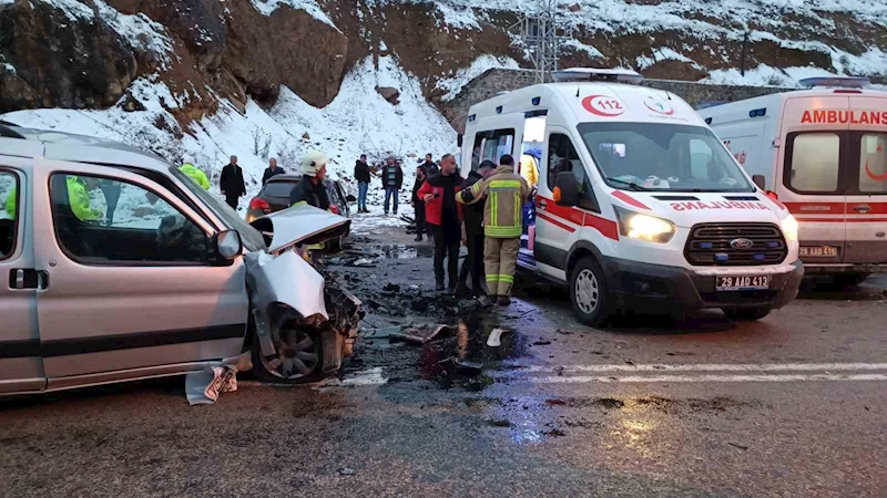 Gümüşhane’de iki araç kafa kafaya çarpıştı: 4 yaralı
