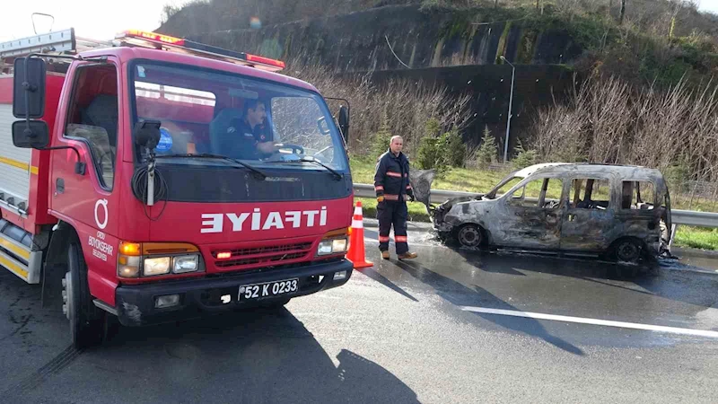 Hastane yolunda dehşeti yaşadılar: Araç 10 dakikada küle döndü
