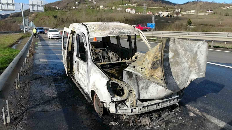 Hastane yolunda dehşeti yaşadılar: Araç 10 dakikada küle döndü
