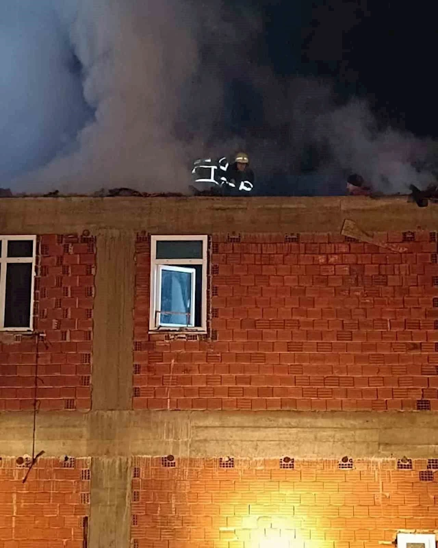 Köyde çıkan yangında 2 katlı ev küle döndü
