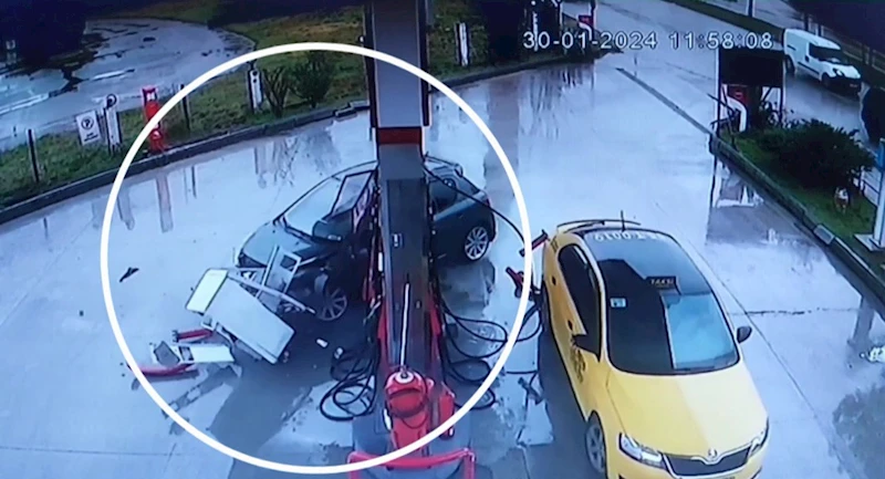 Otomobilin akaryakıt istasyonundaki pompaya çarptığı kaza kamerada
