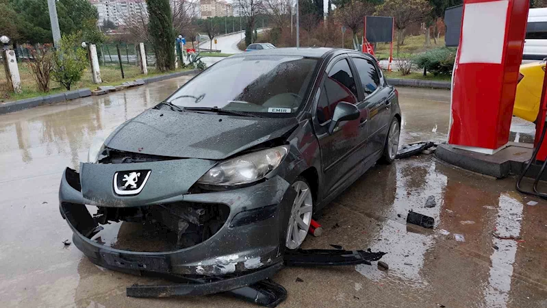 Otomobilin akaryakıt istasyonundaki pompaya çarptığı kaza kamerada
