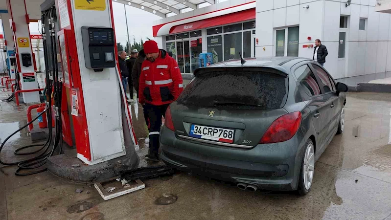 Otomobilin akaryakıt istasyonundaki pompaya çarptığı kaza kamerada
