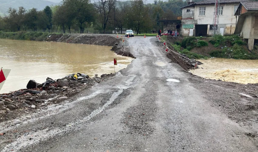 Okul, fırın, sağlık ocağı ve jandarmaya ulaşım yapılamıyor 