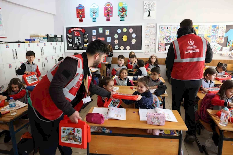 Altınordu’da 5 bin birinci sınıf öğrencisine kırtasiye seti  hediye edildi
