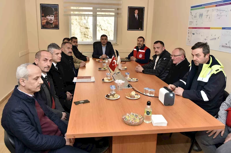 Vali Tanrısever, maden ocağında işten çıkarılan işçiyi tekrar işe aldırdı
