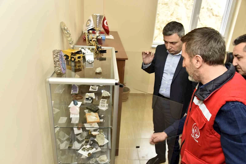 Vali Tanrısever, maden ocağında işten çıkarılan işçiyi tekrar işe aldırdı
