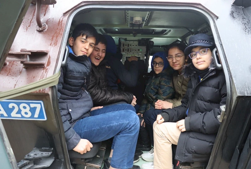 Tokat’ta engelli öğrenciler jandarma faaliyetlerini yakından inceledi
