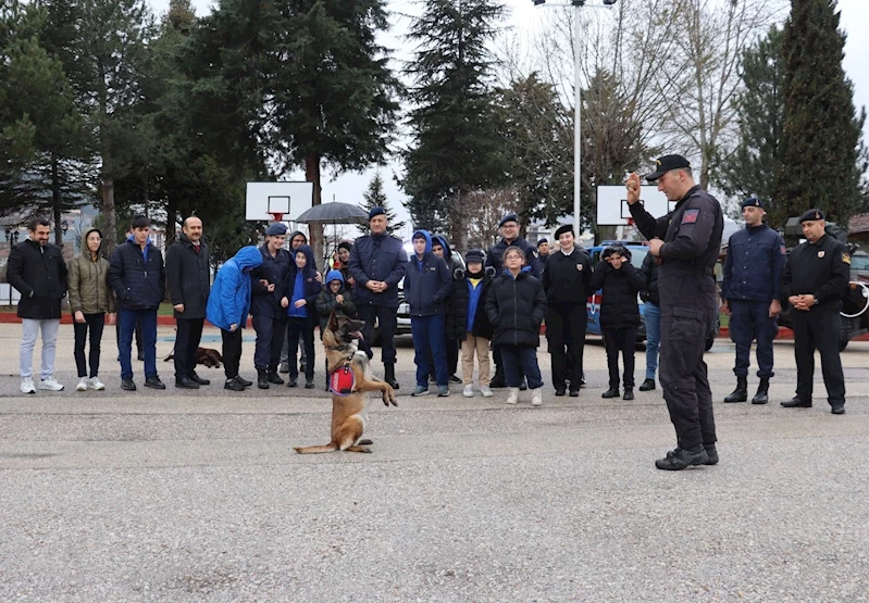 Tokat’ta engelli öğrenciler jandarma faaliyetlerini yakından inceledi
