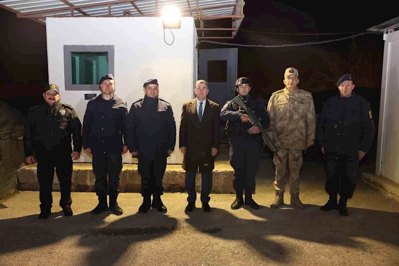 Vali Eldivan jandarma ekiplerinin iftar sofrasına konuk oldu
