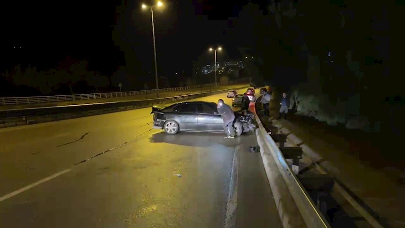 Bariyere çarpan otomobilin sürücüsü yaralandı
