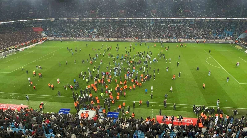 Trabzon’da maç sonu saha karıştı
