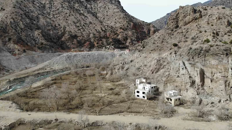 Geçen yıl Temmuz’da baraj sularına gömülen mahalle, Mart’ta yeniden ortaya çıktı
