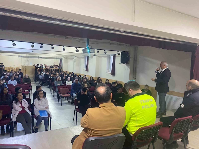 Liseli öğrencilere polislik mesleğini anlattılar
