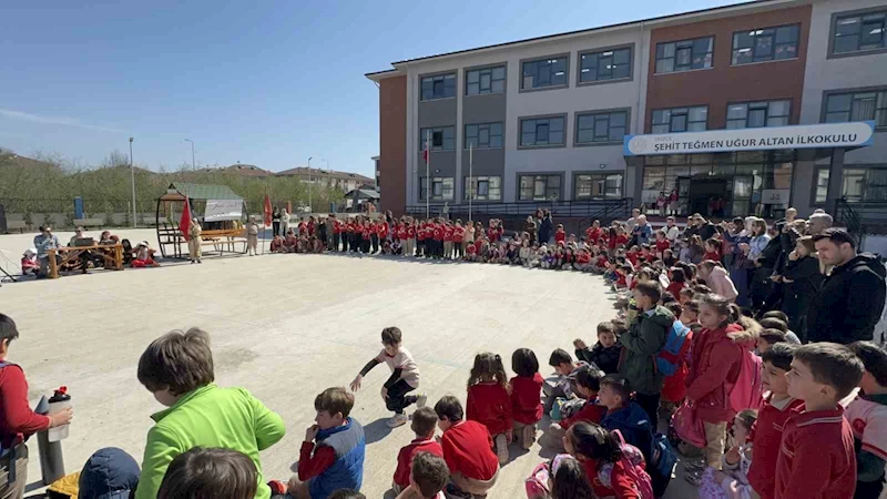 Çanakkale’yi okullarının bahçesinde canlandırdılar, büyük alkış topladılar

