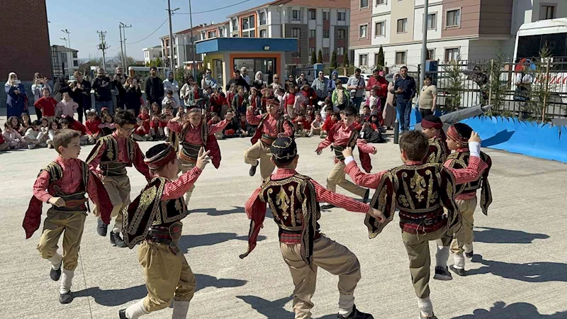 Çanakkale’yi okullarının bahçesinde canlandırdılar, büyük alkış topladılar
