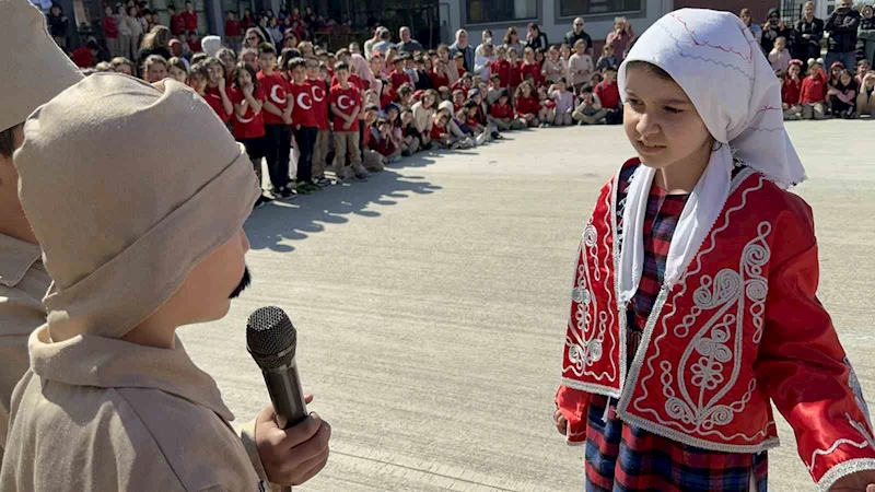 Çanakkale’yi okullarının bahçesinde canlandırdılar, büyük alkış topladılar
