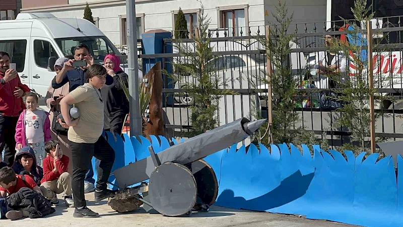 Çanakkale’yi okullarının bahçesinde canlandırdılar, büyük alkış topladılar
