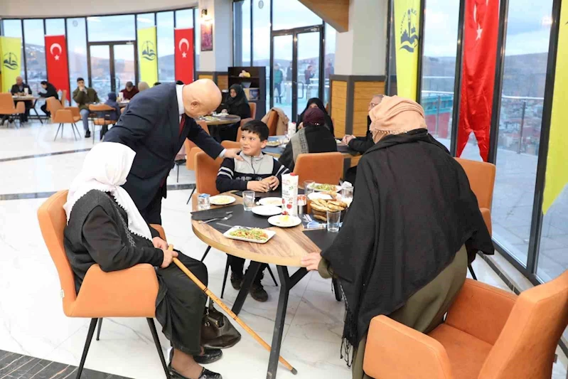 Başkan Pekmezci şehit ve gazi ailelerini iftarda ağırladı
