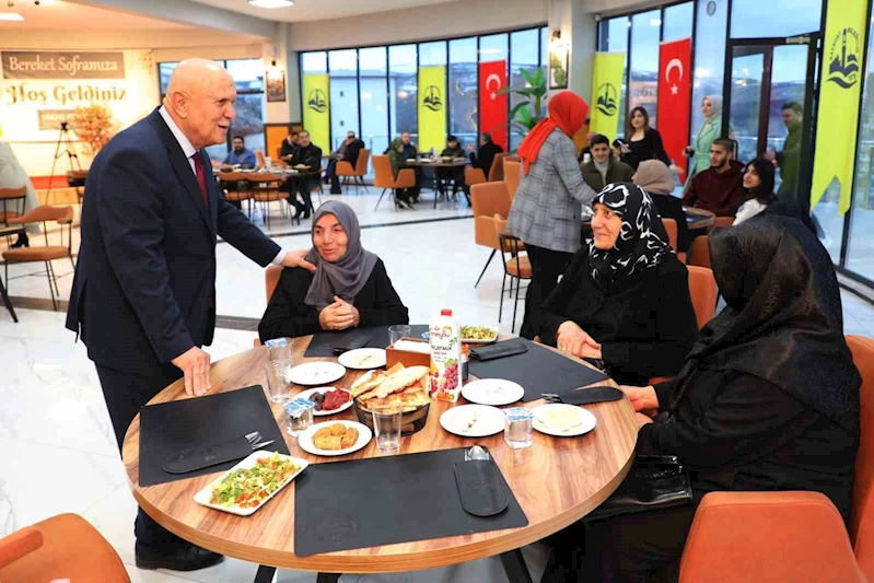 Başkan Pekmezci şehit ve gazi ailelerini iftarda ağırladı
