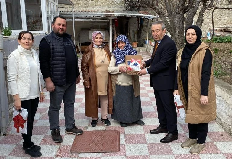 Merzifonlu muhtar adayından mahalleliye 3 bin kahve fincanı takımı
