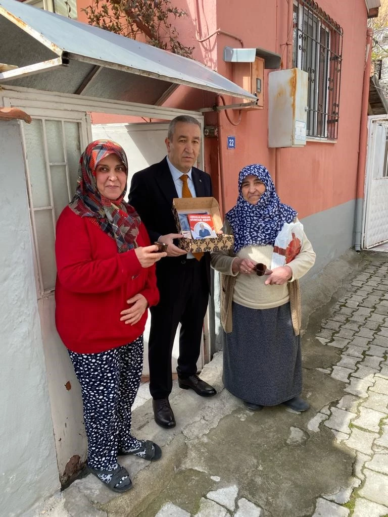 Merzifonlu muhtar adayından mahalleliye 3 bin kahve fincanı takımı
