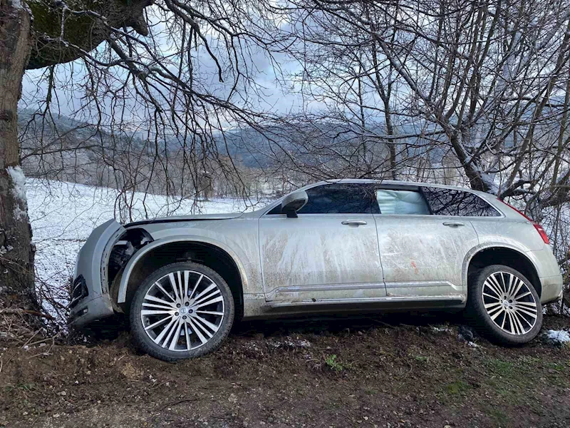 Kontrolden çıkan cip ağaca çarptı: 3 yaralı
