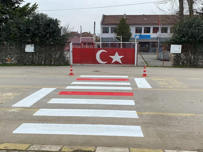Köy yollarında önce yaya çizgisi
