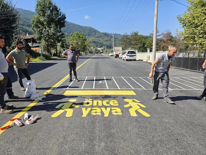 Köy yollarında önce yaya çizgisi
