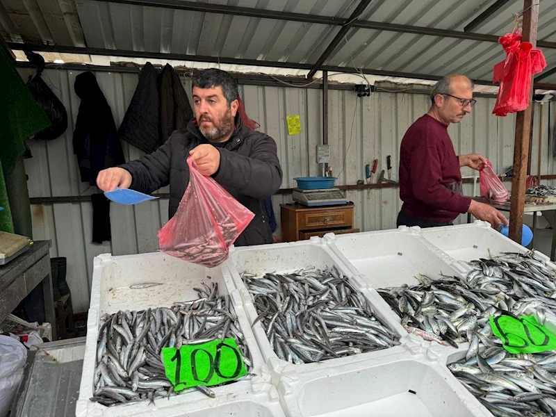 Av yasağına sayılı günler kala balık tezgâhları şenlendi
