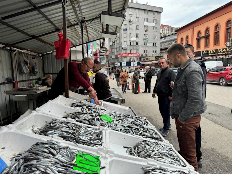 Av yasağına sayılı günler kala balık tezgâhları şenlendi
