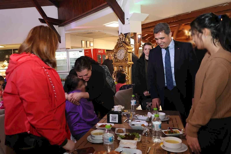 Vali Aslan sevgi evlerinde kalan çocuklarla iftar yaptı
