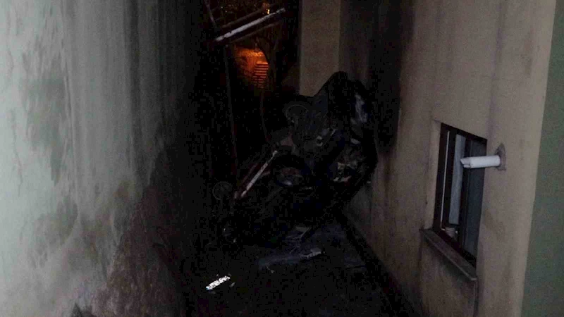 Sürücü aracı ile 10 metreden apartman boşluğuna uçtu