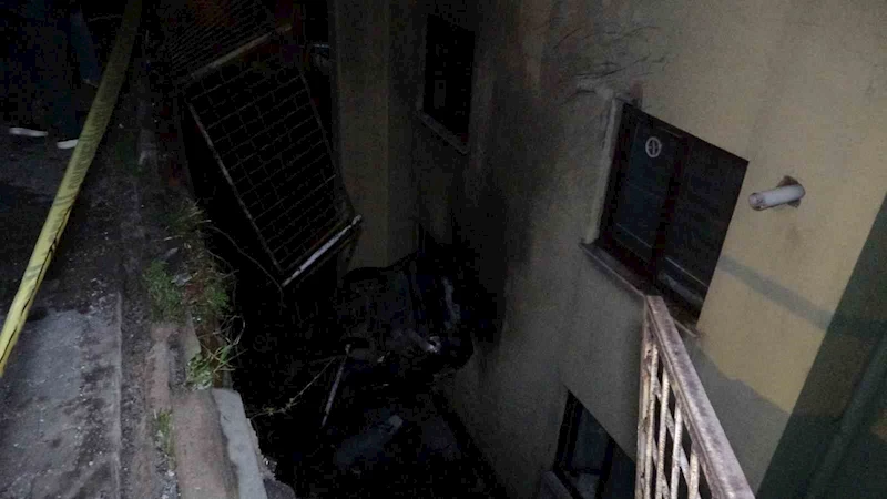 Sürücü aracı ile 10 metreden apartman boşluğuna uçtu
