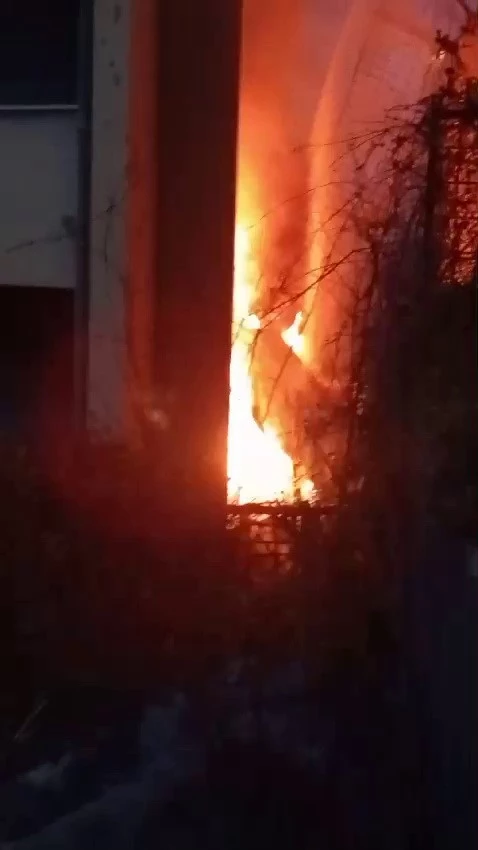 Sürücü aracı ile 10 metreden apartman boşluğuna uçtu