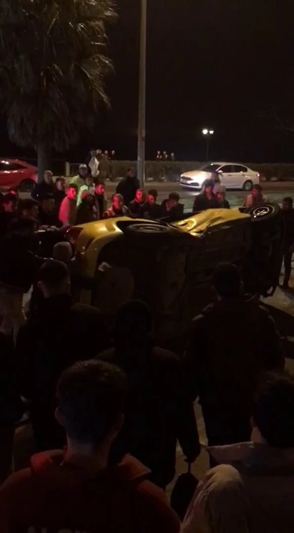 Takla atan ticari taksi, halk otobüsüne çarparak durabildi