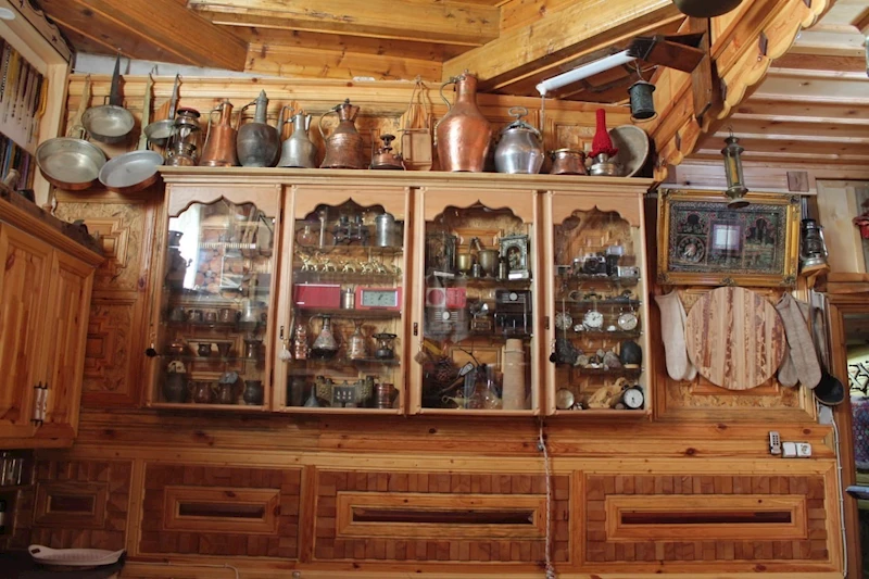 Baba ocağını restore edip kültür evine çevirdi bin parça antika eşyayı evinde sergiliyor
