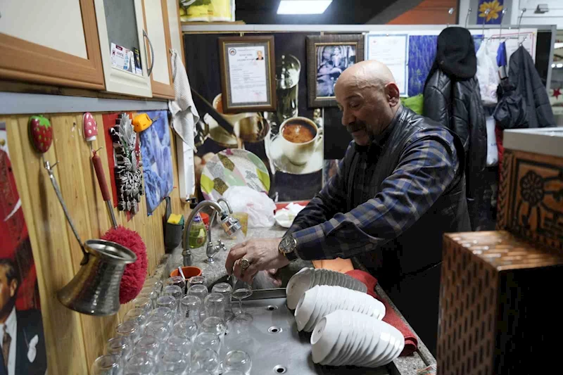 Gümüşhaneli kıraathane işletmecisi titizliğiyle müşterilerine ev ortamı sunuyor
