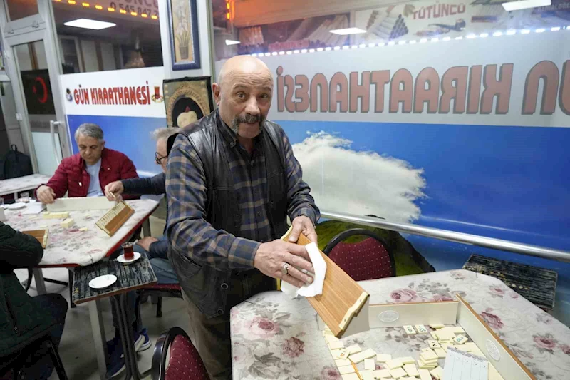 Gümüşhaneli kıraathane işletmecisi titizliğiyle müşterilerine ev ortamı sunuyor
